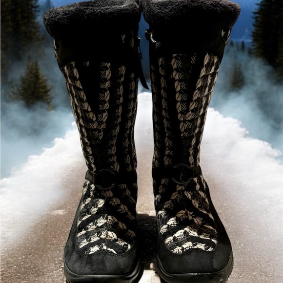 Helly Hansen Women’s Black and White Check knit and Suede Winter Boots. - Picture 2 of 8